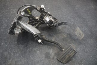 Brake Gas Pedal Accelerator Bracket Assembly 84374588 GMC Sierra Denali 2500 19