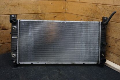 Front Main Engine Radiator Assembly OEM 15252624 Hummer H2 2005-07