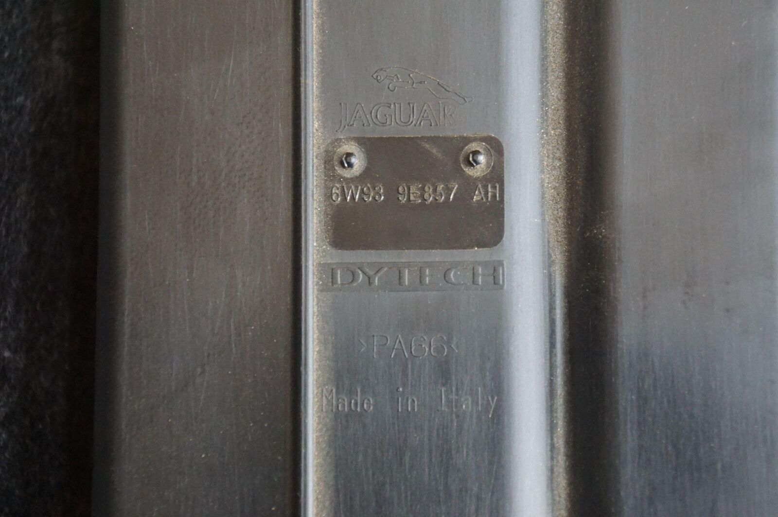 Fuel Vapor Charcoal Emissions Evaporative Canister T2r15149 Jaguar F-type 14-23 - Image 2