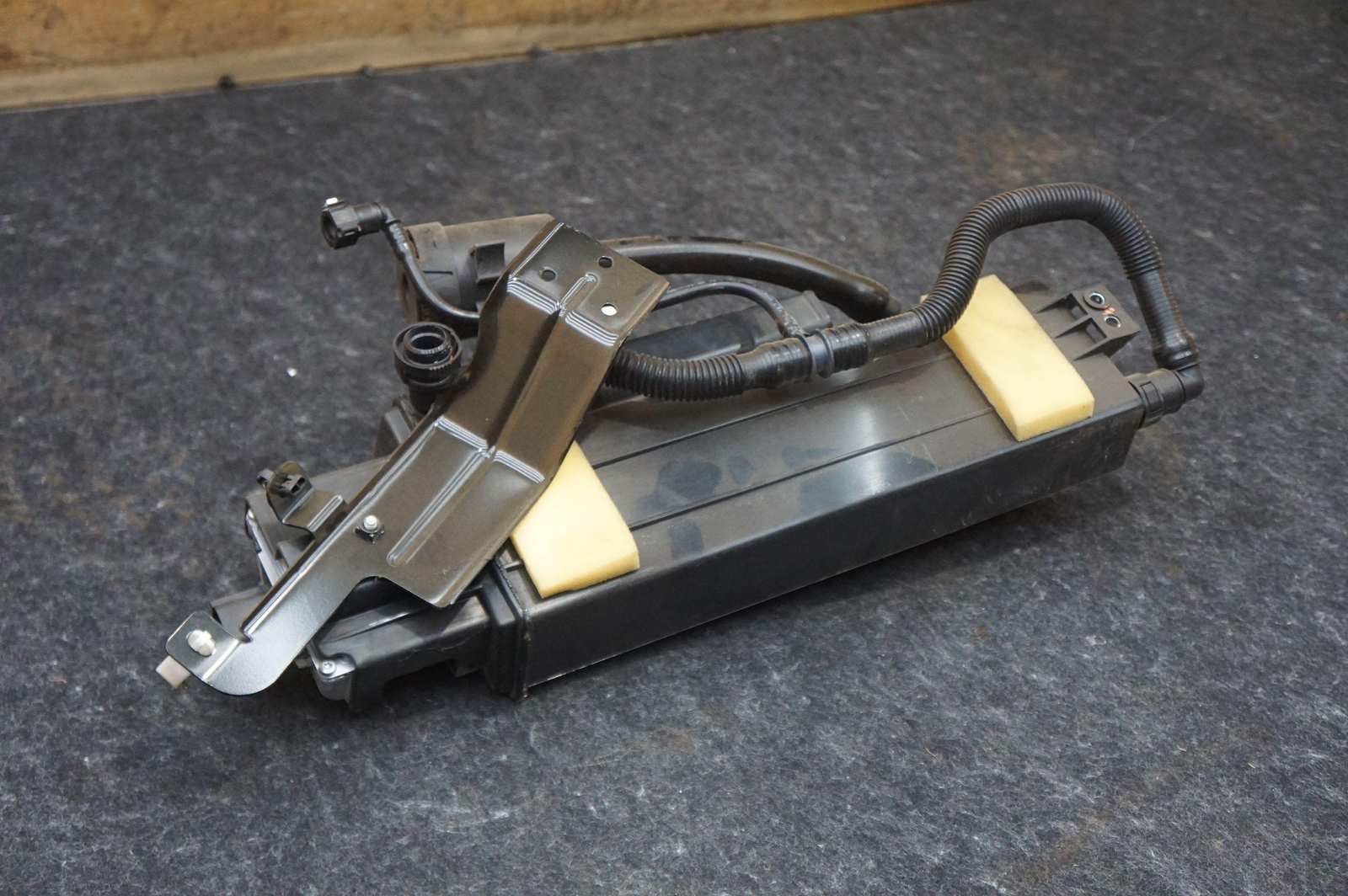 Fuel Vapor Charcoal Emissions Evaporative Canister T2r15149 Jaguar F-type 14-23 - Image 6