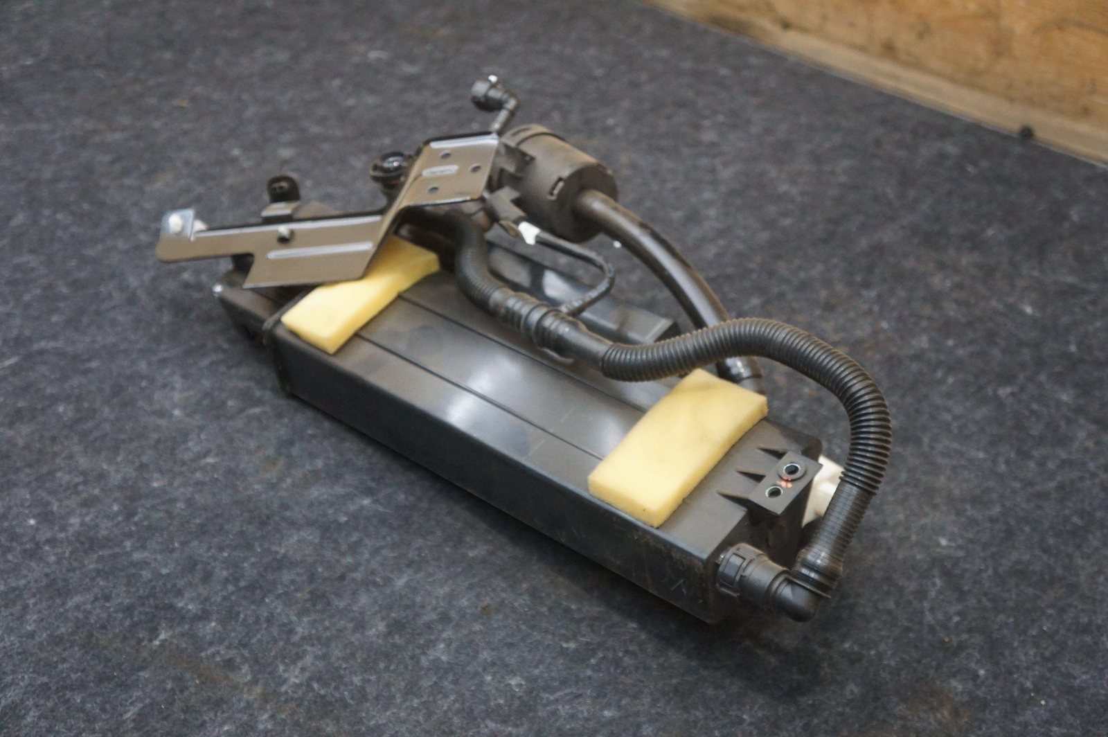 Fuel Vapor Charcoal Emissions Evaporative Canister T2r15149 Jaguar F-type 14-23 - Image 7