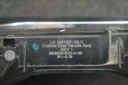Front Left Outer Exterior Door Handle Carrier 1081831-00-H Tesla Model 3 2018 - Image 4