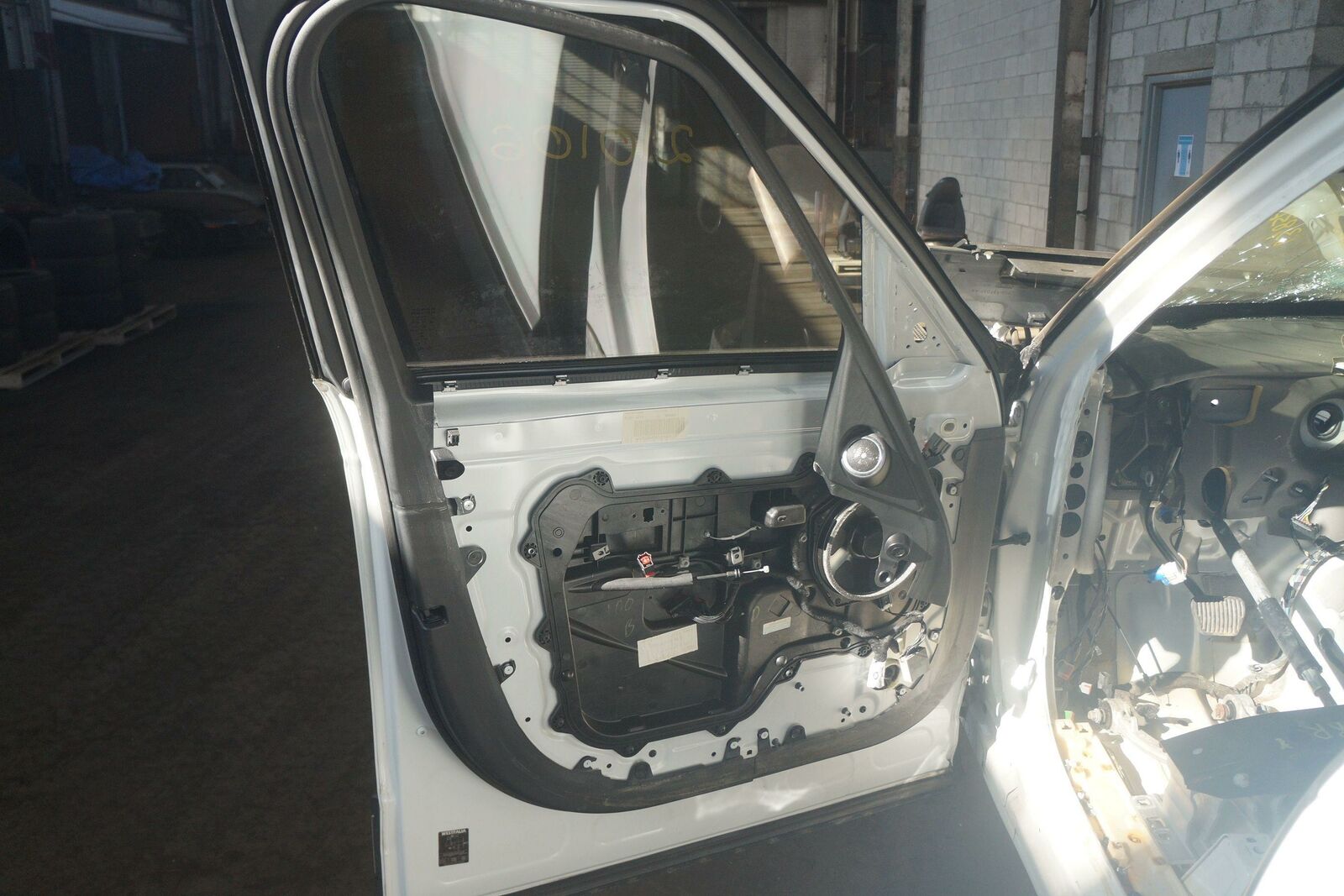 Front Left Driver Door Assembly Fugi White LR036400 OEM Range Rover ...