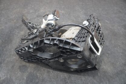 Gas Brake Pedal Bracket Assembly 23473723 OEM GMC Yukon 2015 - Image 2