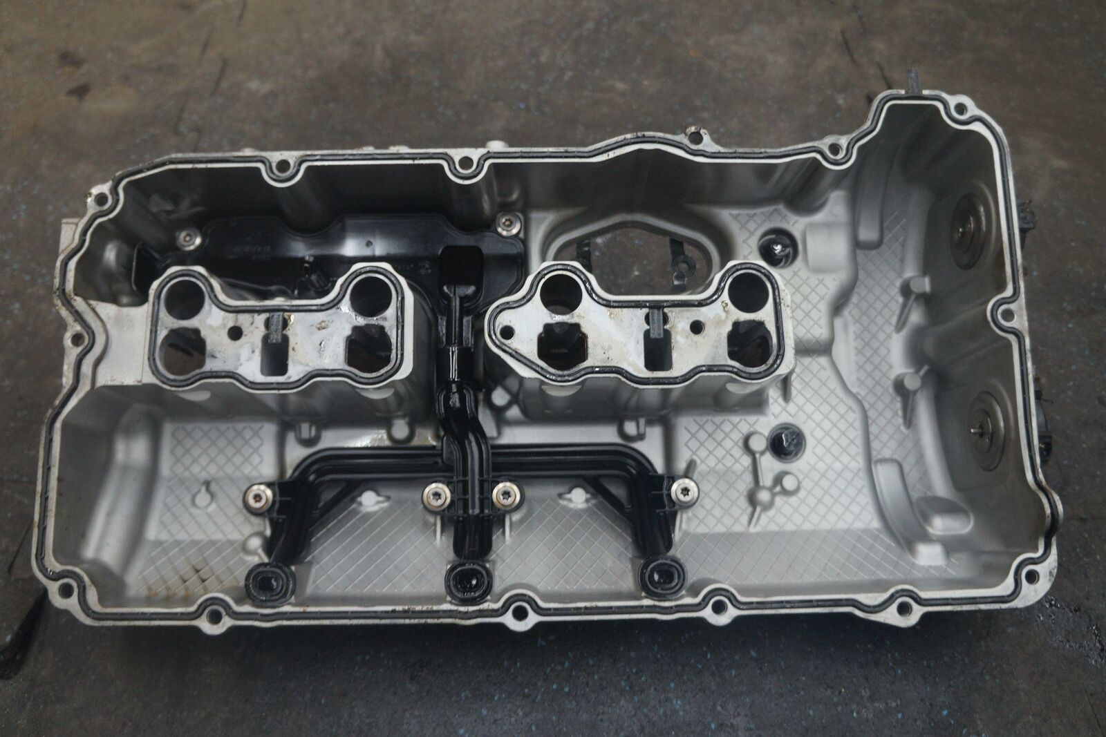 Left Engine Cylinder Head Valve Cover 4.4l 11128601707 Bmw 750i G11 G12 