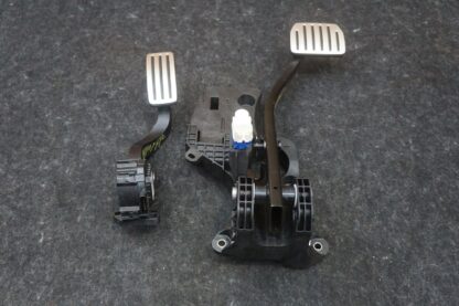 Set Of 2 Gas & Brake Pedal Assembly OEM 1420691-00-B Tesla Model S Plaid 2021-23 - Image 3