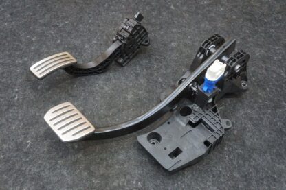 Set Of 2 Gas & Brake Pedal Assembly OEM 1420691-00-B Tesla Model S Plaid 2021-23