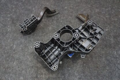 Set Of 2 Gas & Brake Pedal Assembly OEM 1420691-00-B Tesla Model S Plaid 2021-23 - Image 8