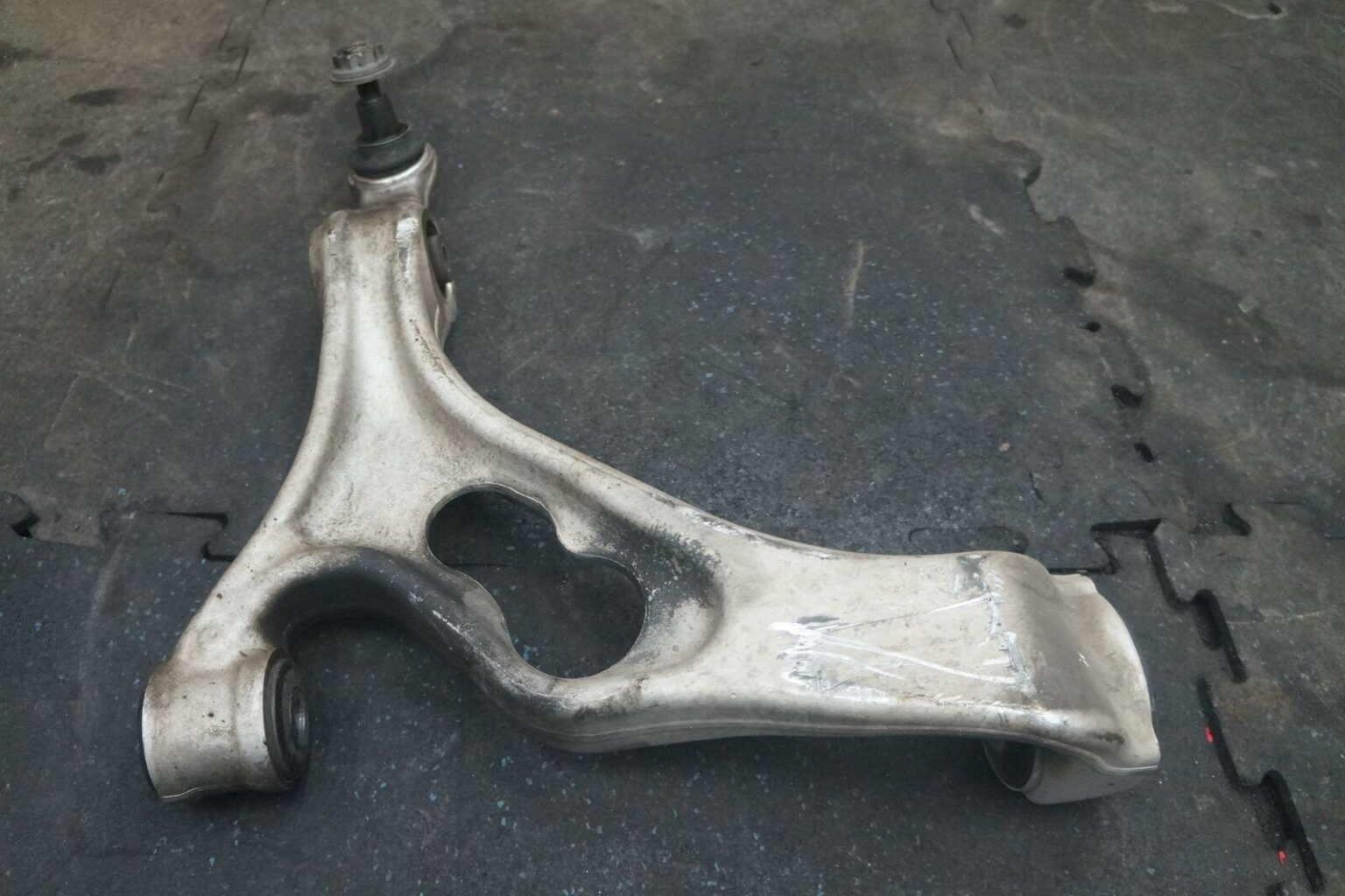 Front Suspension Left Lower Control Arm 95834105303 Porsche Cayenne 958 ...