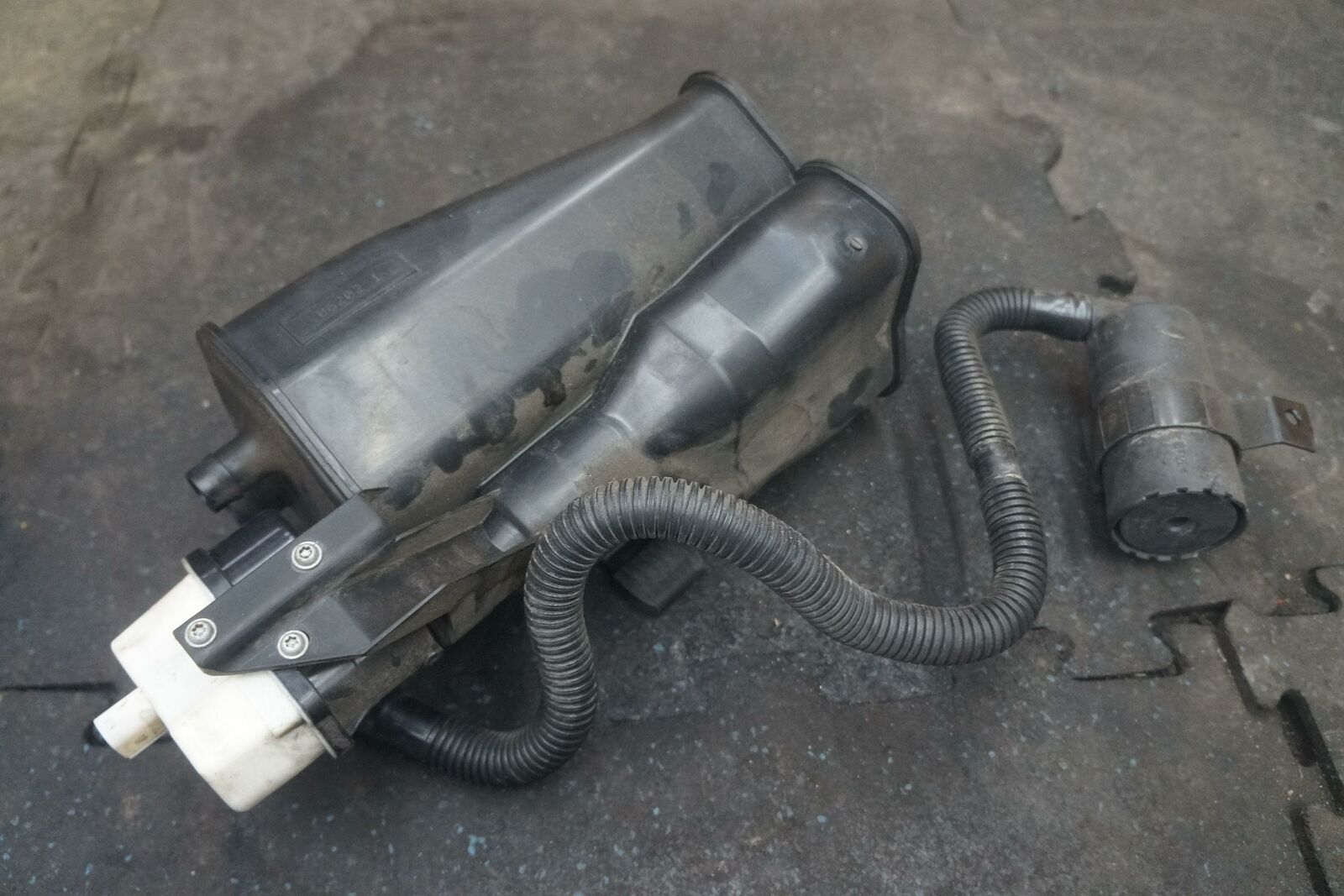 Fuel Vapor Charcoal Canister 16137163596 OEM BMW M3 328 335 E90 E92 E93 ...